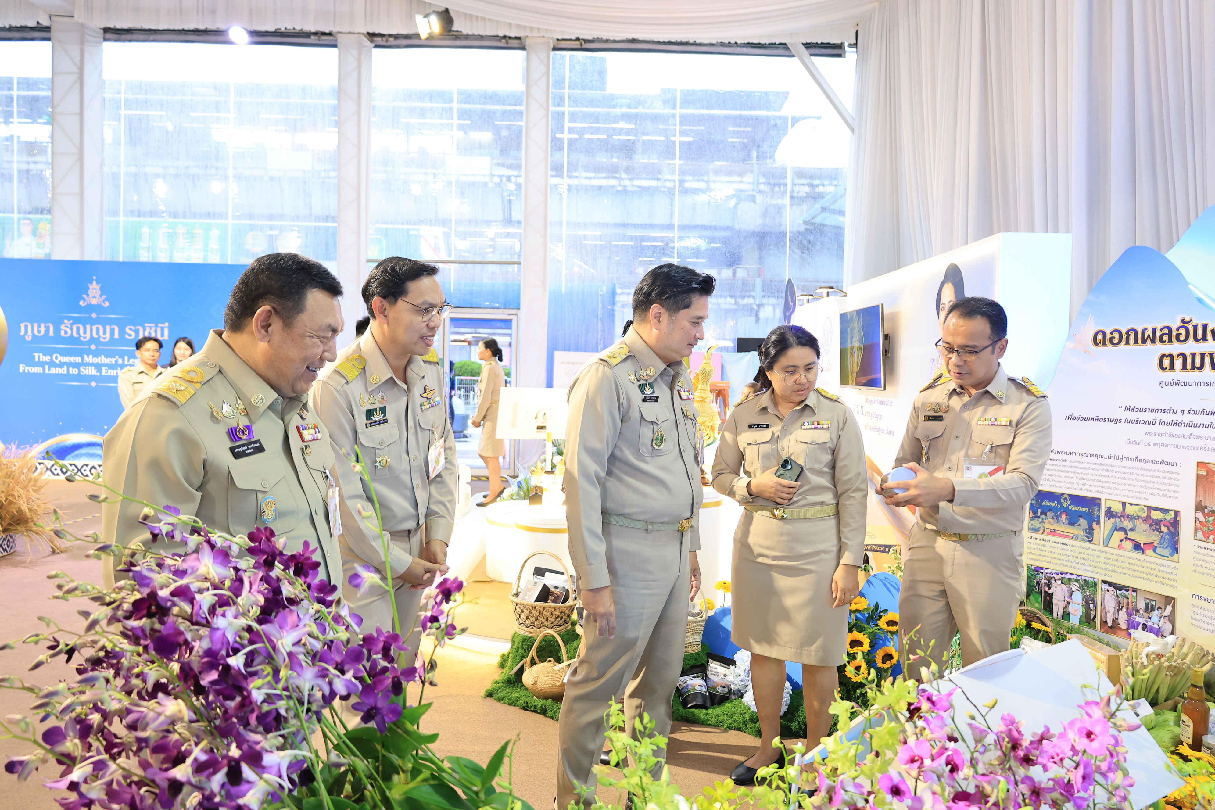 title - สำนักงานการปฏิรูปที่ดินเพื่อเกษตรกรรม ร่วมเฝ้าฯ รับเสด็จ สมเด็จพระกนิษฐาธิราชเจ้า กรมสมเด็จพระเทพรัตนราชสุดา ฯ สยามบรมราชกุมารี เสด็จพระราชดำเนินไปทรงเปิดงานเทิดพระเกียรติและน้อมรำลึก ในพระมหากรุณาธิคุณของสมเด็จพระนางเจ้าสิริกิติ์ พระบรมราชินีนาถ พระบรมราชชนนีพันปีหลวง “ภูษา ธัญญา ราชินี”